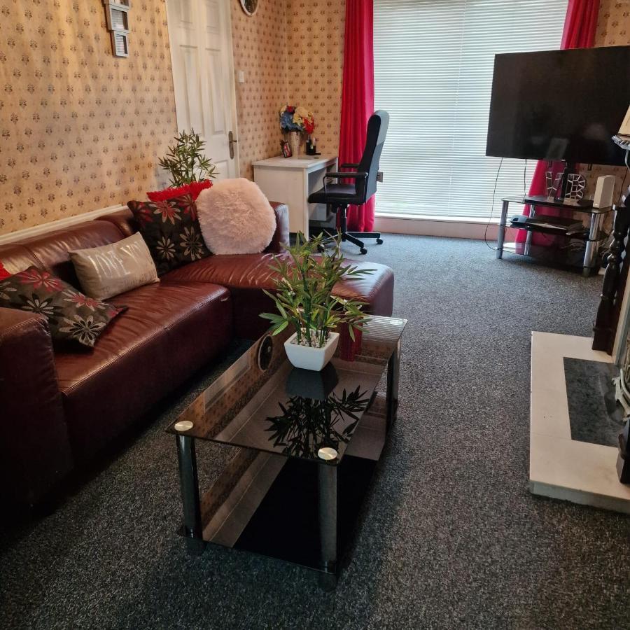Females Only - Private Bedrooms In Dublin 卢坎 外观 照片
